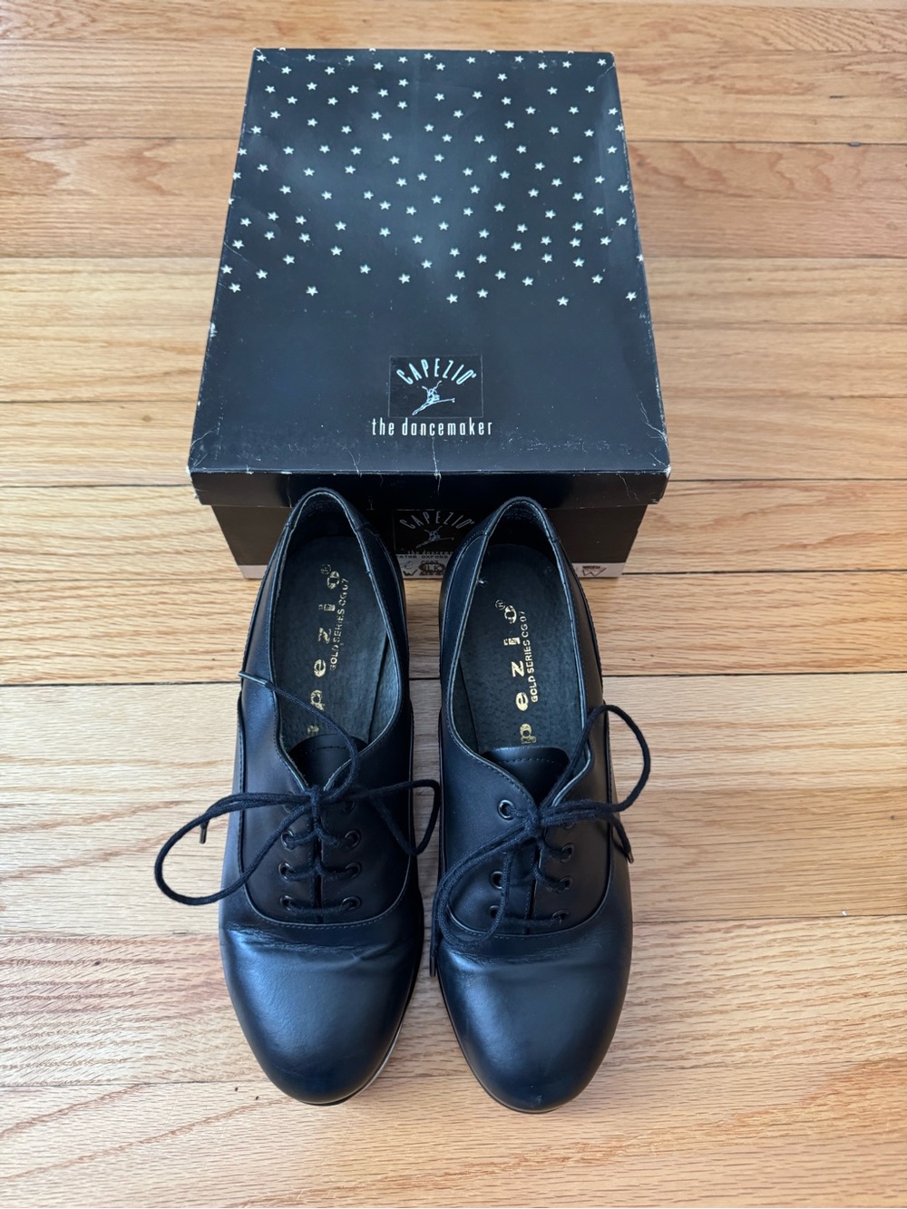 Like New! 
Capezio Spectator Tap Shoes w/rubber
Size 6 W